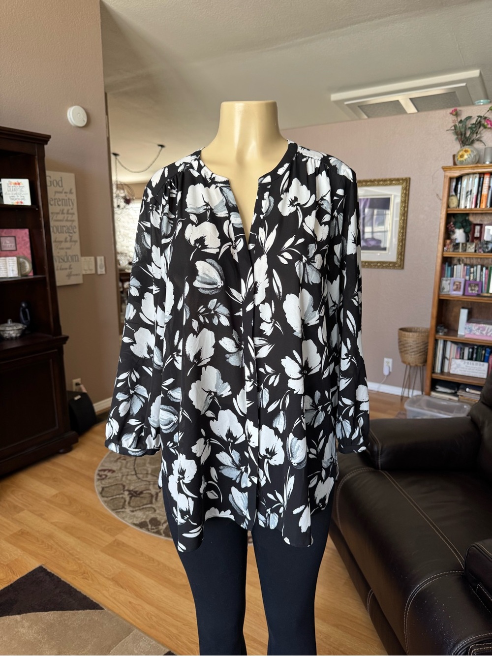 NYDJ black & white V-neck button up the front 3/4 sleeves blouse-size L